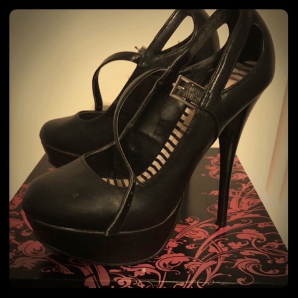 Black pump with ankle strap